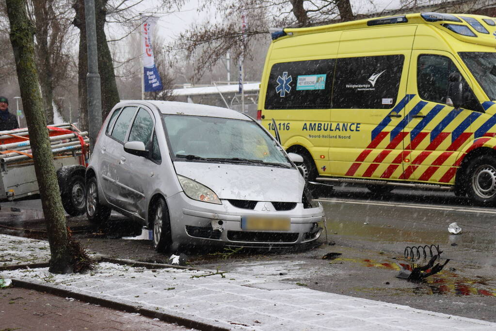 Forse schade en wiel afgebroken na botsing