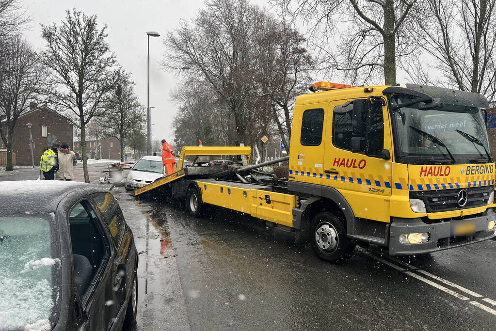 Forse schade en wiel afgebroken na botsing