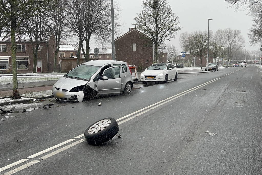 Forse schade en wiel afgebroken na botsing