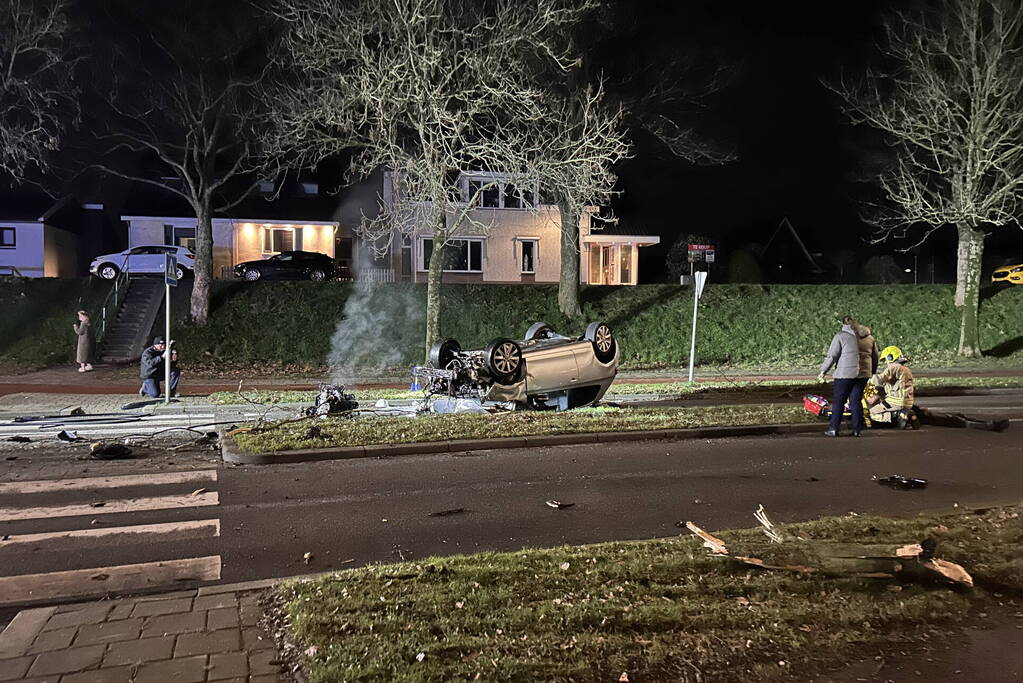 Auto belandt op de kop bij ongeval