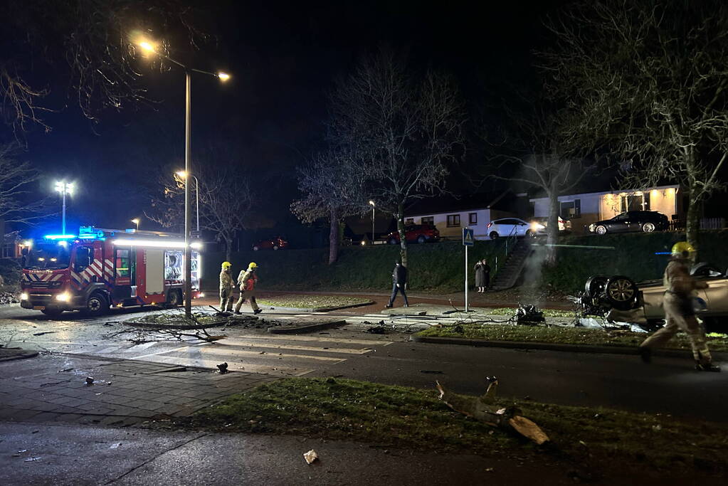 Auto belandt op de kop bij ongeval