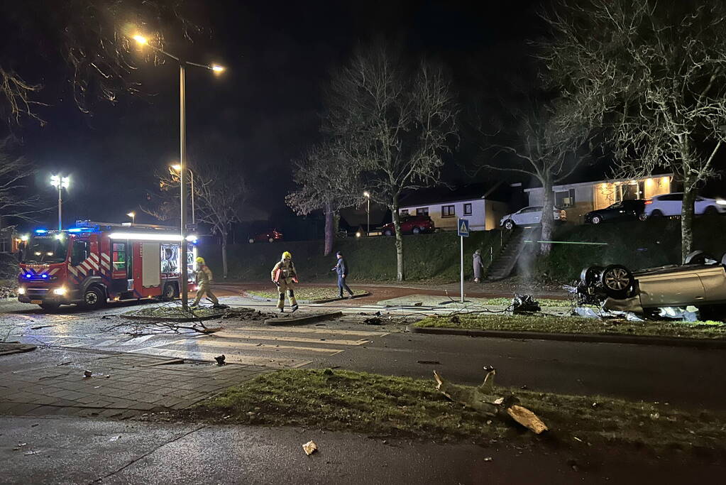 Auto belandt op de kop bij ongeval