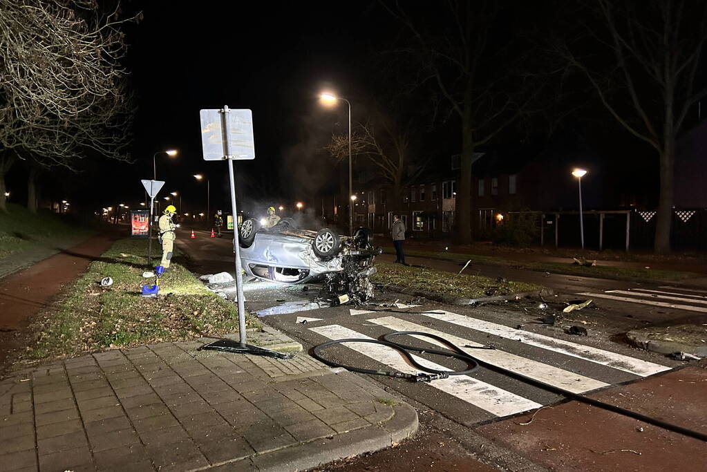 Auto belandt op de kop bij ongeval
