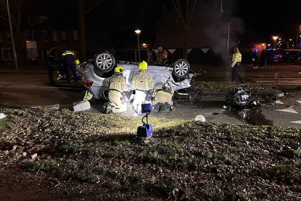 Auto belandt op de kop bij ongeval