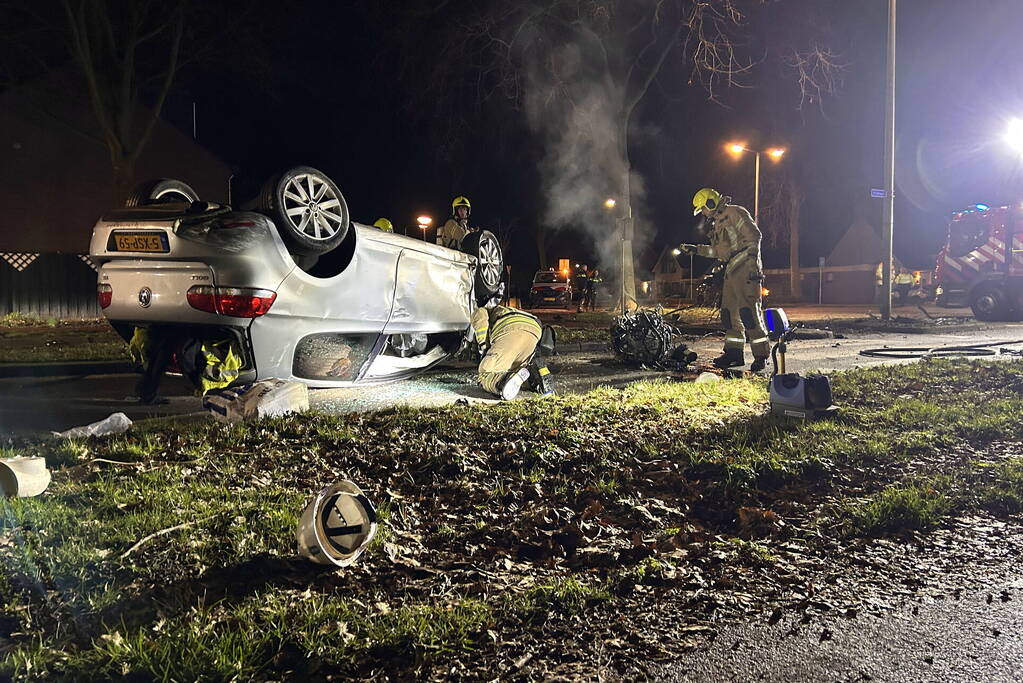 Auto belandt op de kop bij ongeval