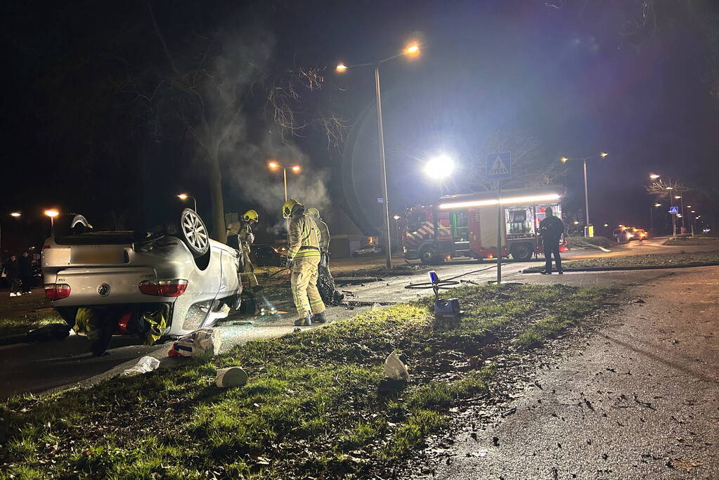 Auto belandt op de kop bij ongeval