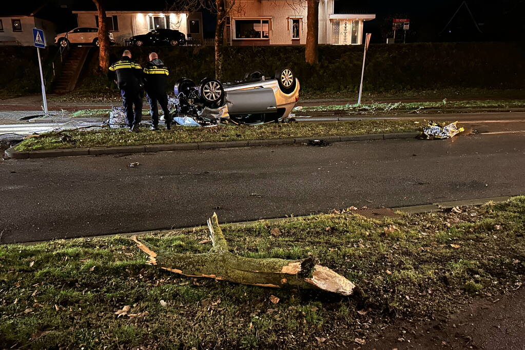 Auto belandt op de kop bij ongeval