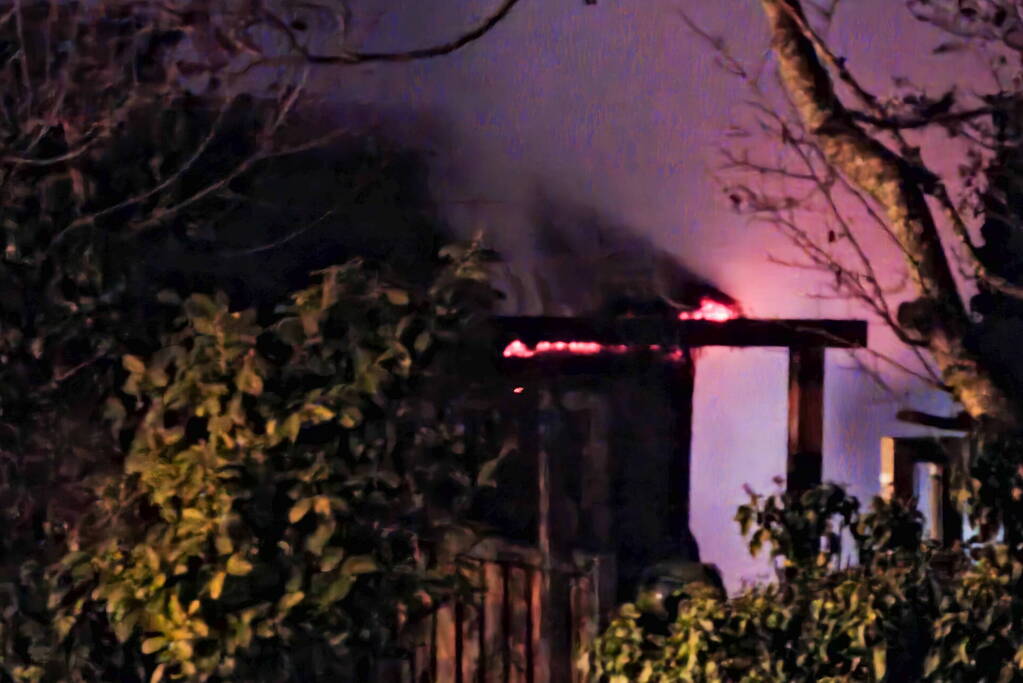 Schuur verwoest door uitslaande brand