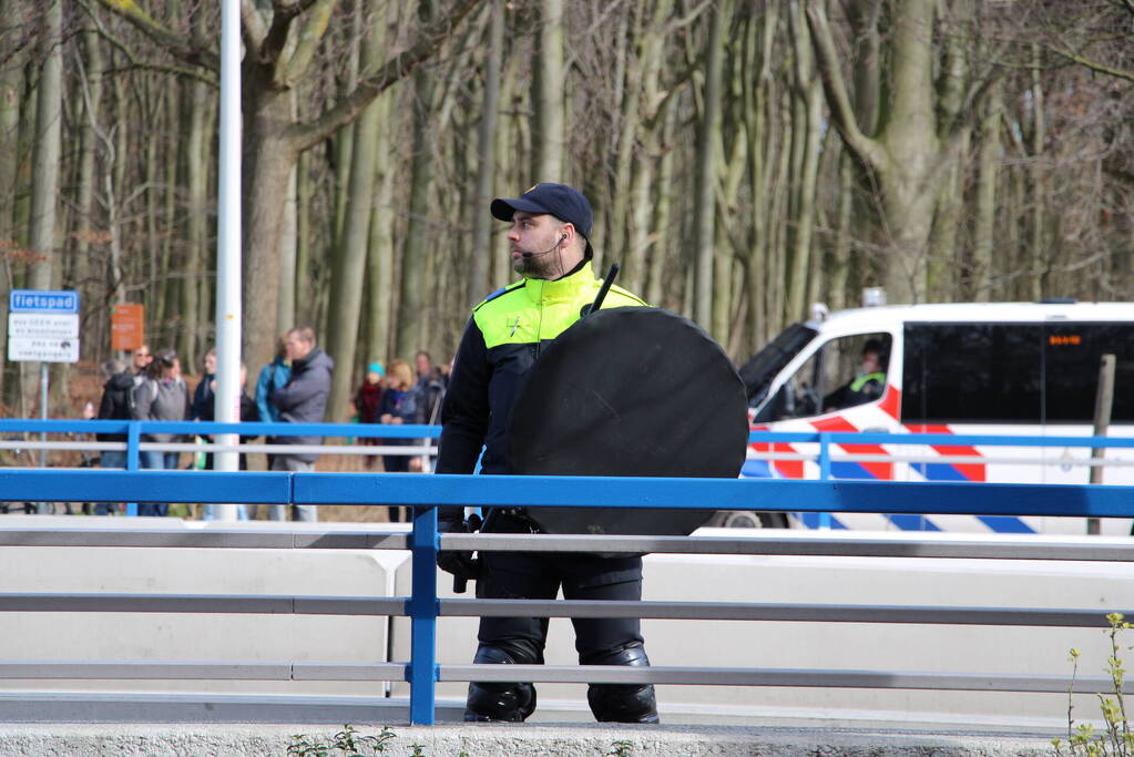 ME veegt A12 met actievoerders leeg