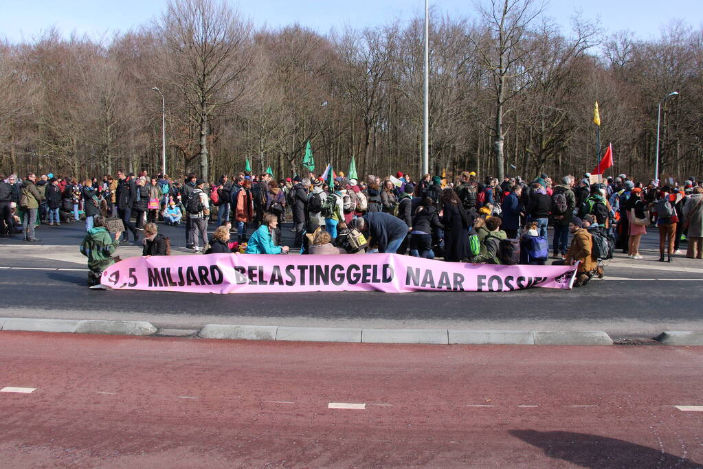 ME veegt A12 met actievoerders leeg