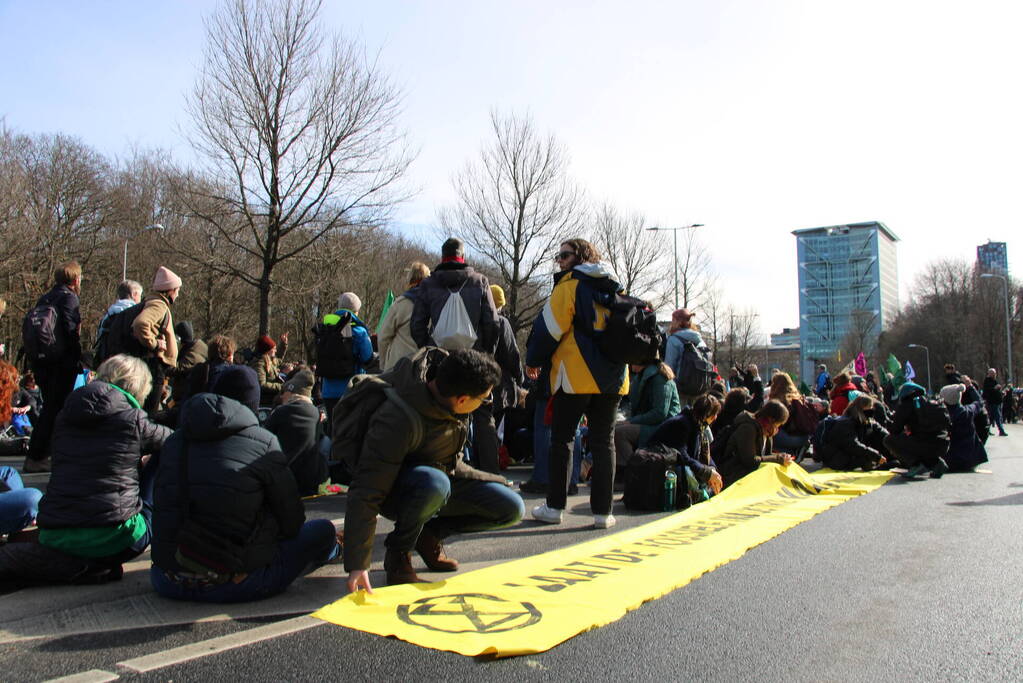 ME veegt A12 met actievoerders leeg