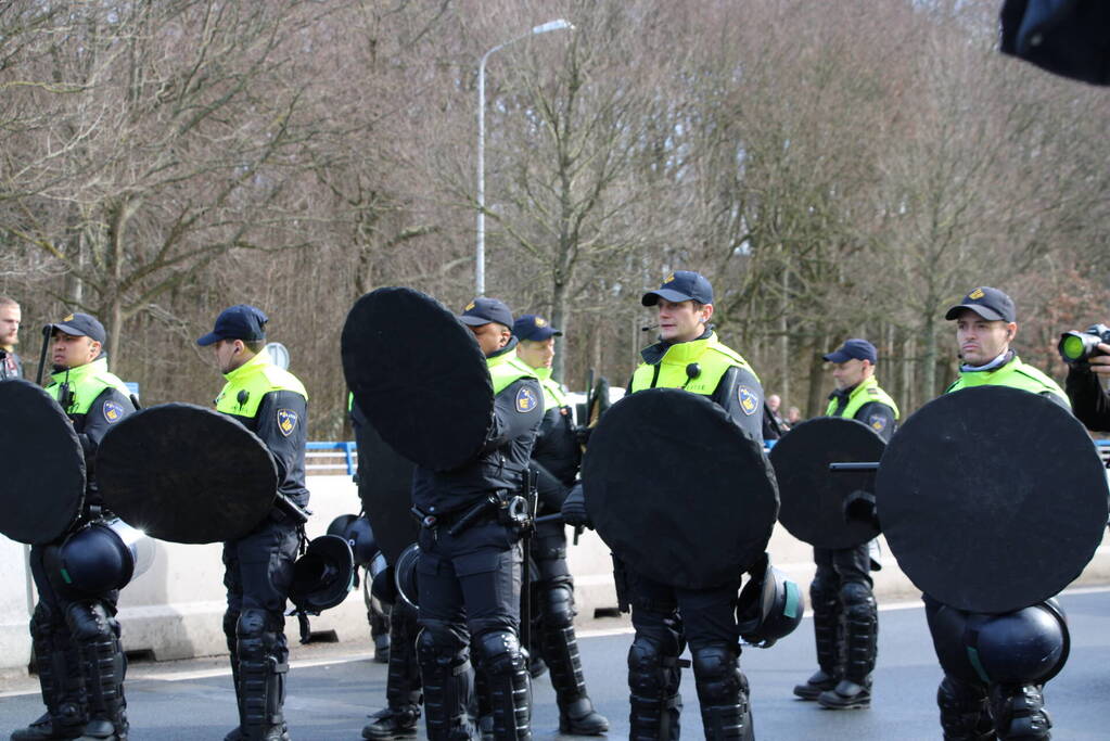 ME veegt A12 met actievoerders leeg