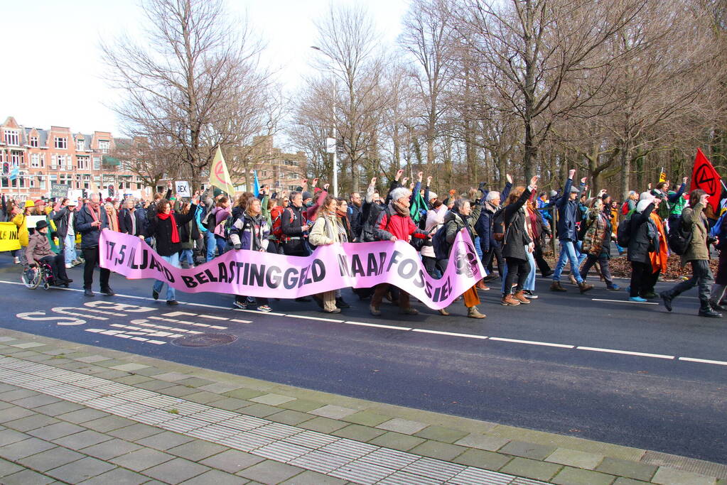 ME veegt A12 met actievoerders leeg