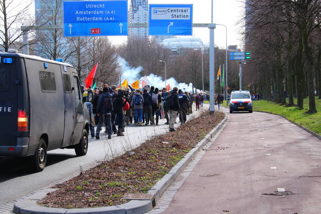ME veegt A12 met actievoerders leeg