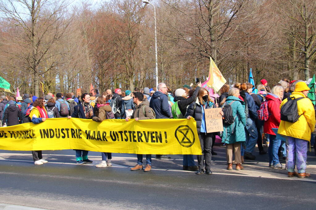 ME veegt A12 met actievoerders leeg