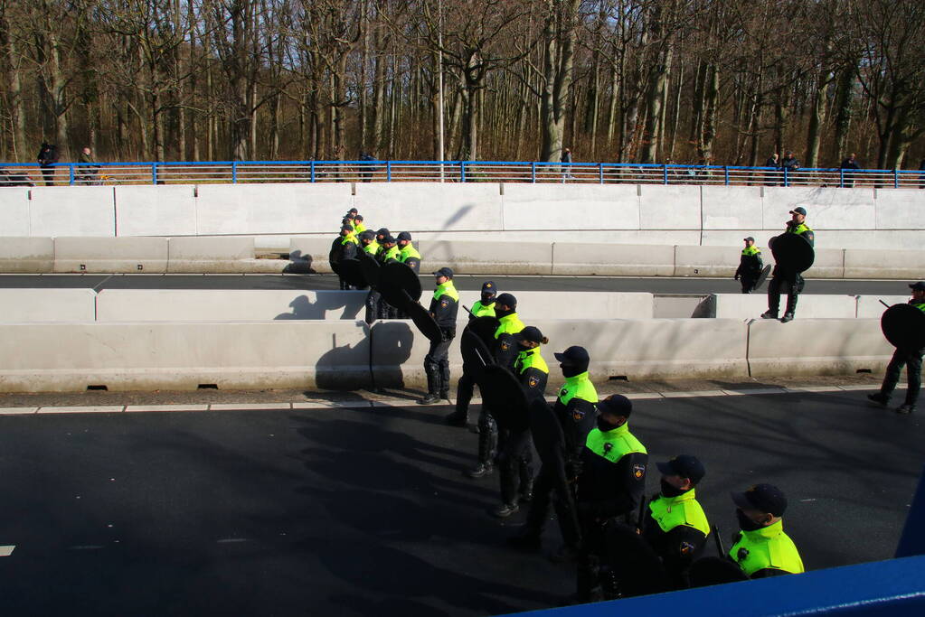 ME veegt A12 met actievoerders leeg
