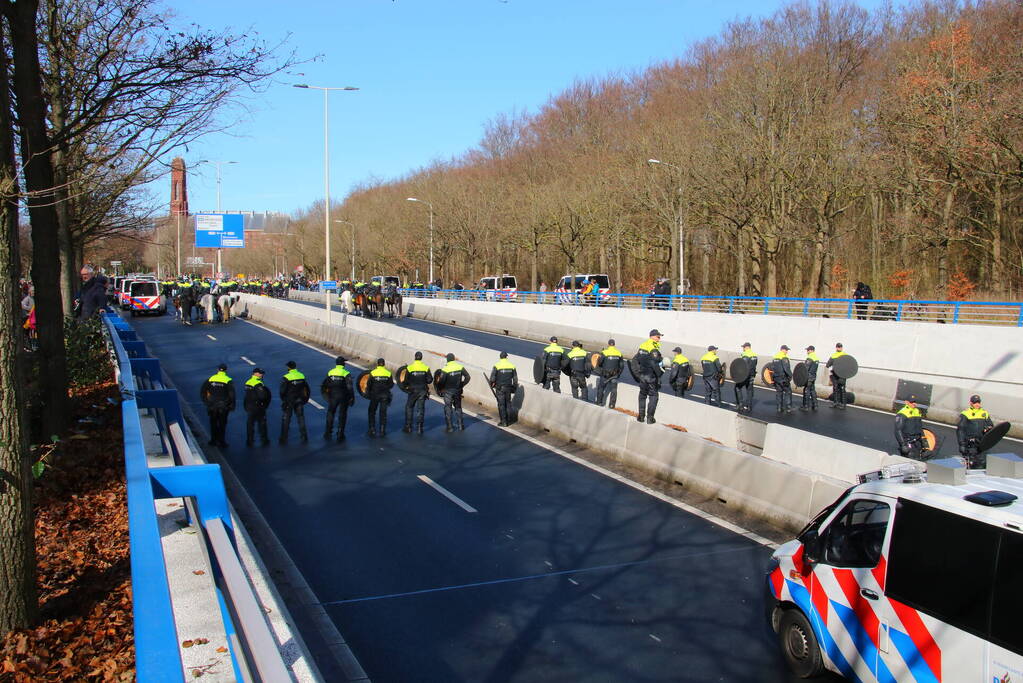 ME veegt A12 met actievoerders leeg