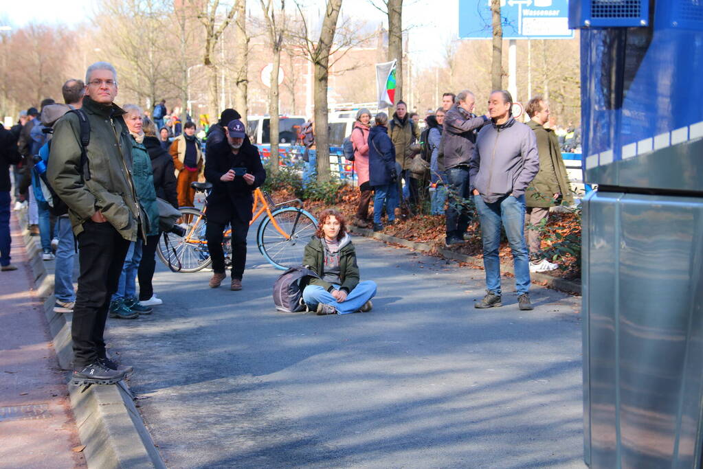 ME veegt A12 met actievoerders leeg