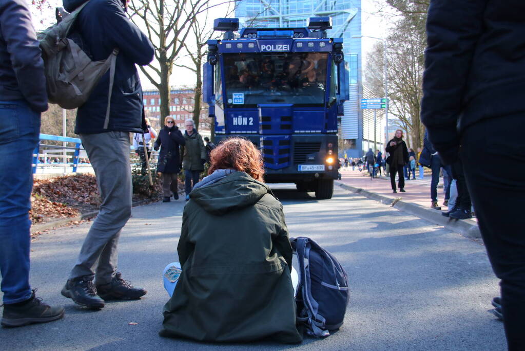 ME veegt A12 met actievoerders leeg