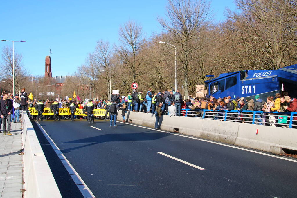 ME veegt A12 met actievoerders leeg