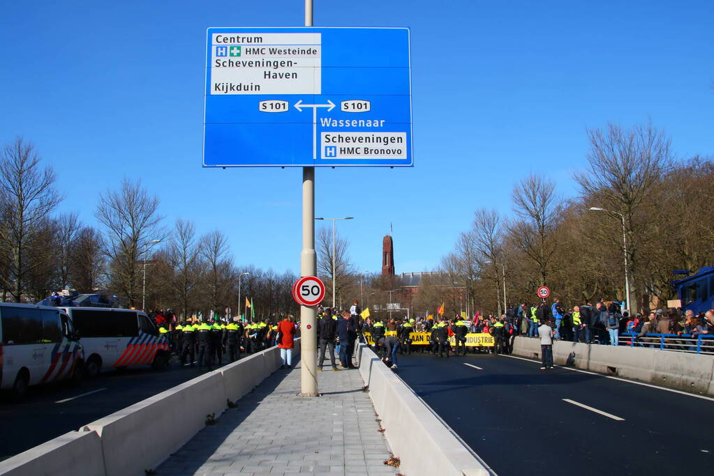 ME veegt A12 met actievoerders leeg