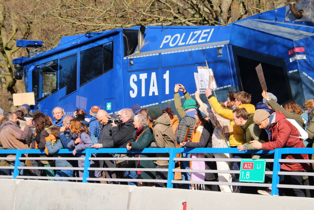 ME veegt A12 met actievoerders leeg