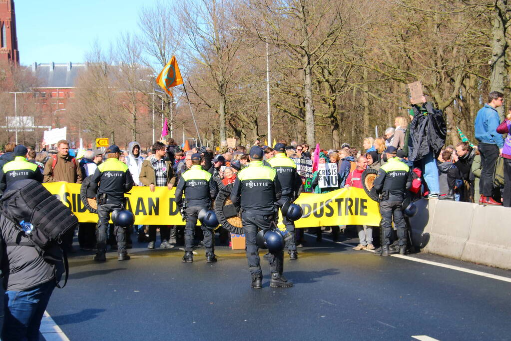 ME veegt A12 met actievoerders leeg