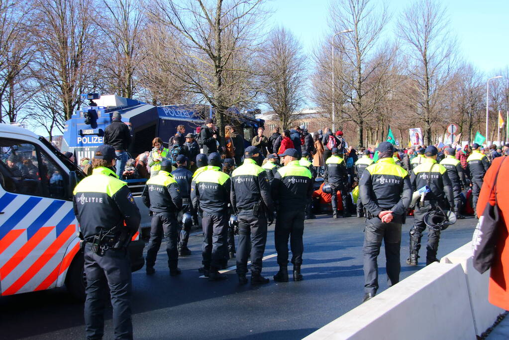 ME veegt A12 met actievoerders leeg