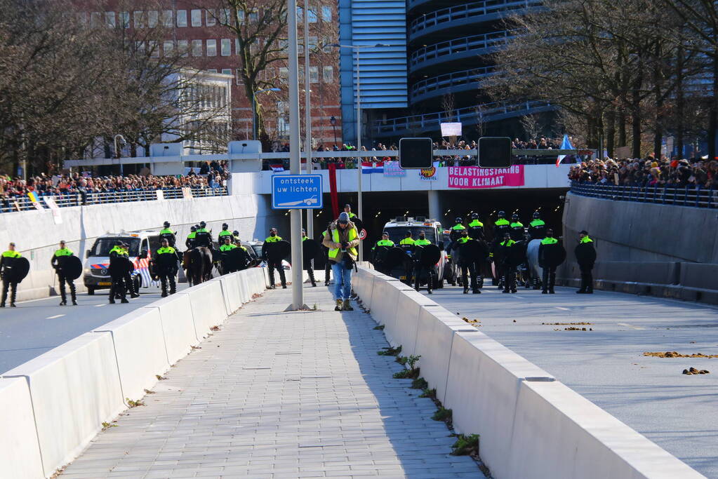 ME veegt A12 met actievoerders leeg