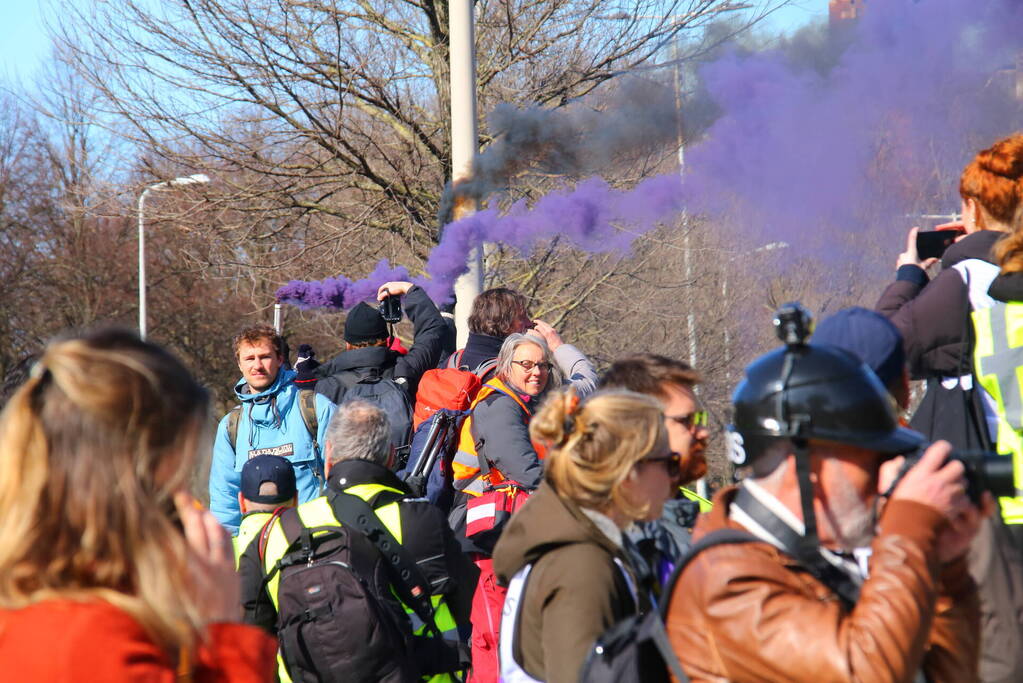 ME veegt A12 met actievoerders leeg