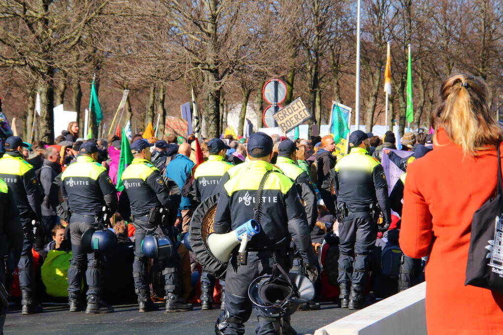 ME veegt A12 met actievoerders leeg