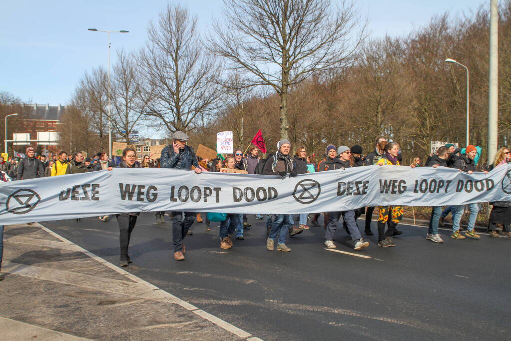 Duizenden demonstranten op snelweg A12