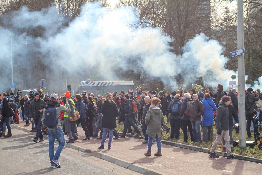 Duizenden demonstranten op snelweg A12