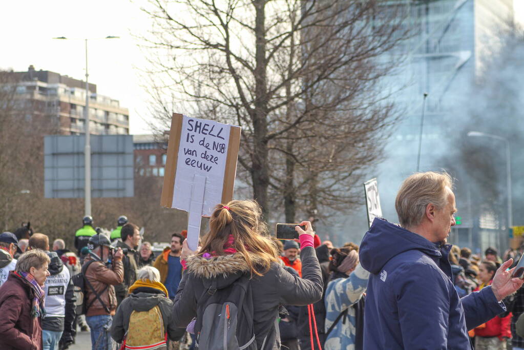 Duizenden demonstranten op snelweg A12