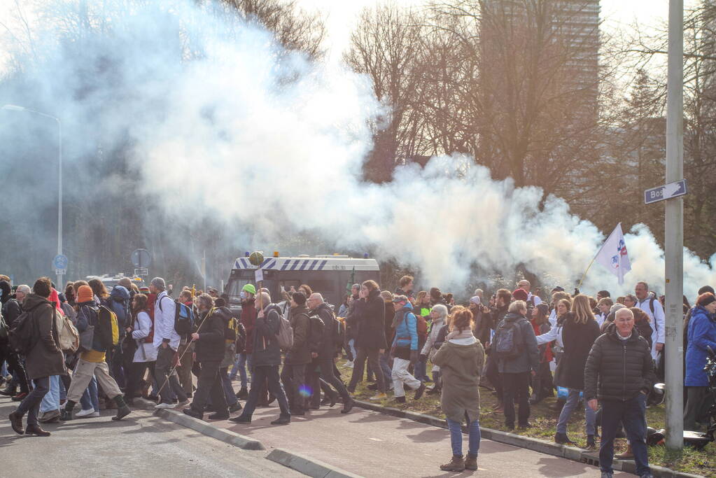 Duizenden demonstranten op snelweg A12