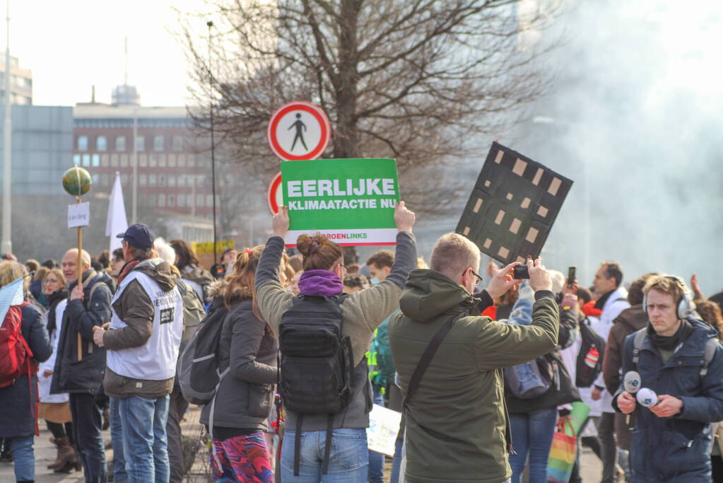 Duizenden demonstranten op snelweg A12