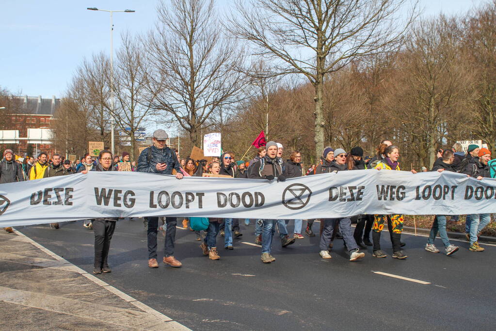 Duizenden demonstranten op snelweg A12
