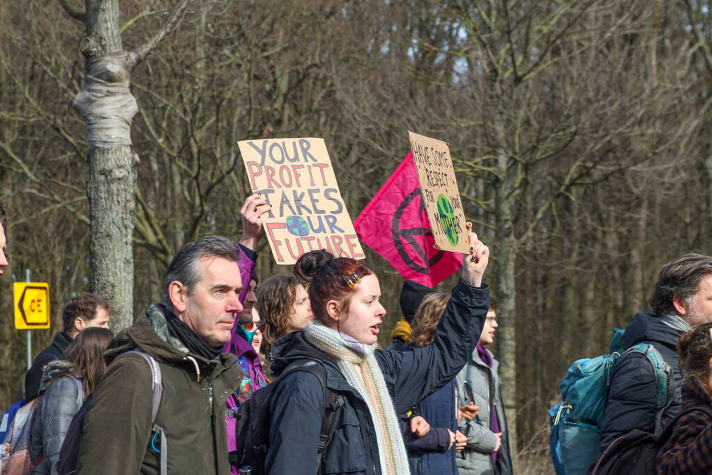 Duizenden demonstranten op snelweg A12