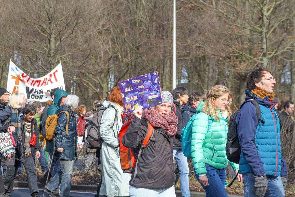 Duizenden demonstranten op snelweg A12