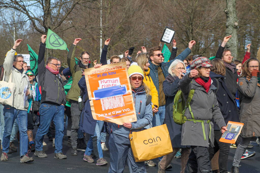 Duizenden demonstranten op snelweg A12