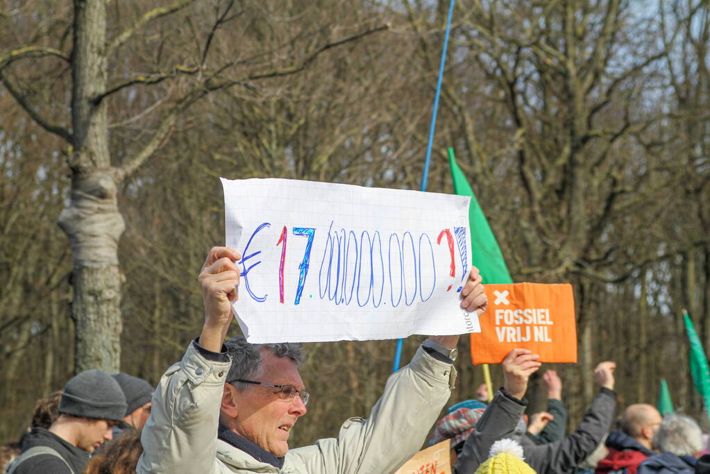 Duizenden demonstranten op snelweg A12