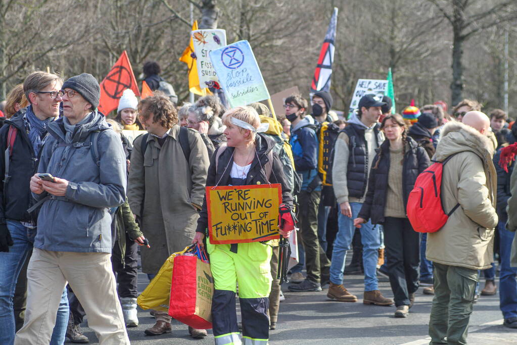 Duizenden demonstranten op snelweg A12