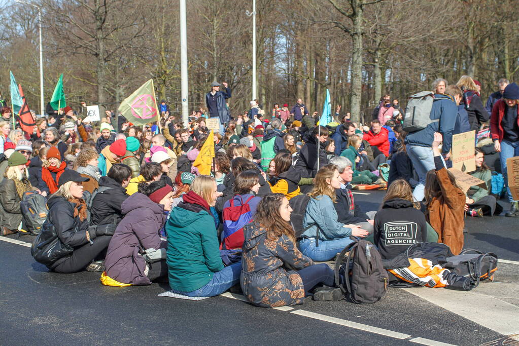 Duizenden demonstranten op snelweg A12