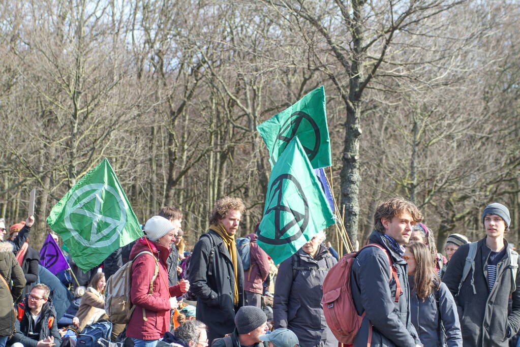 Duizenden demonstranten op snelweg A12