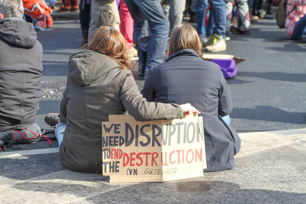 Duizenden demonstranten op snelweg A12