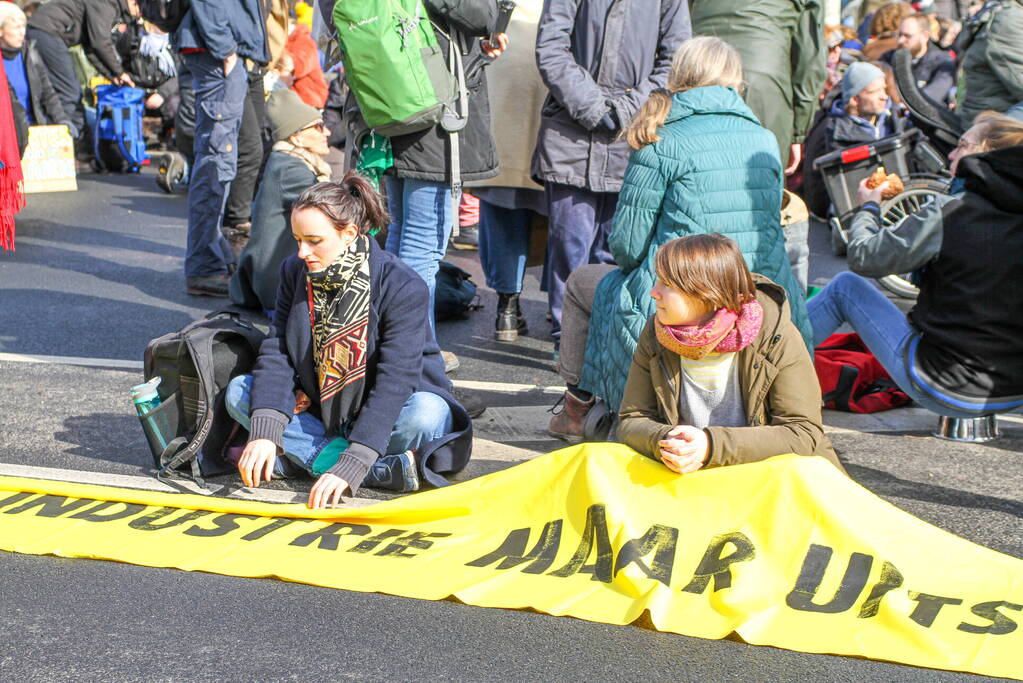 Duizenden demonstranten op snelweg A12