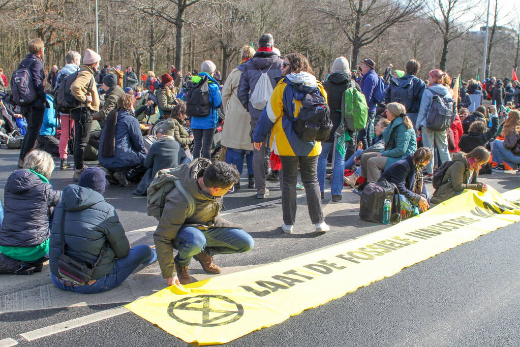 Duizenden demonstranten op snelweg A12