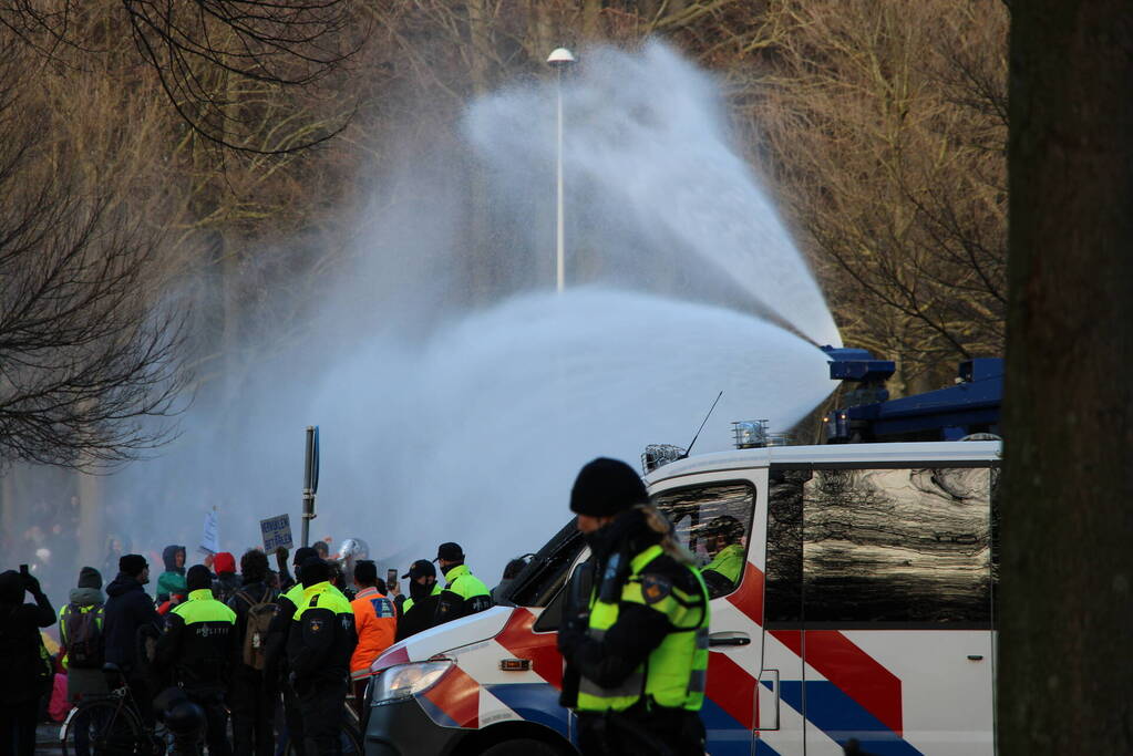 Duizenden demonstranten op snelweg A12