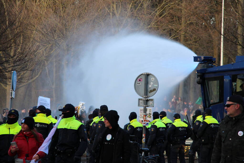 Duizenden demonstranten op snelweg A12