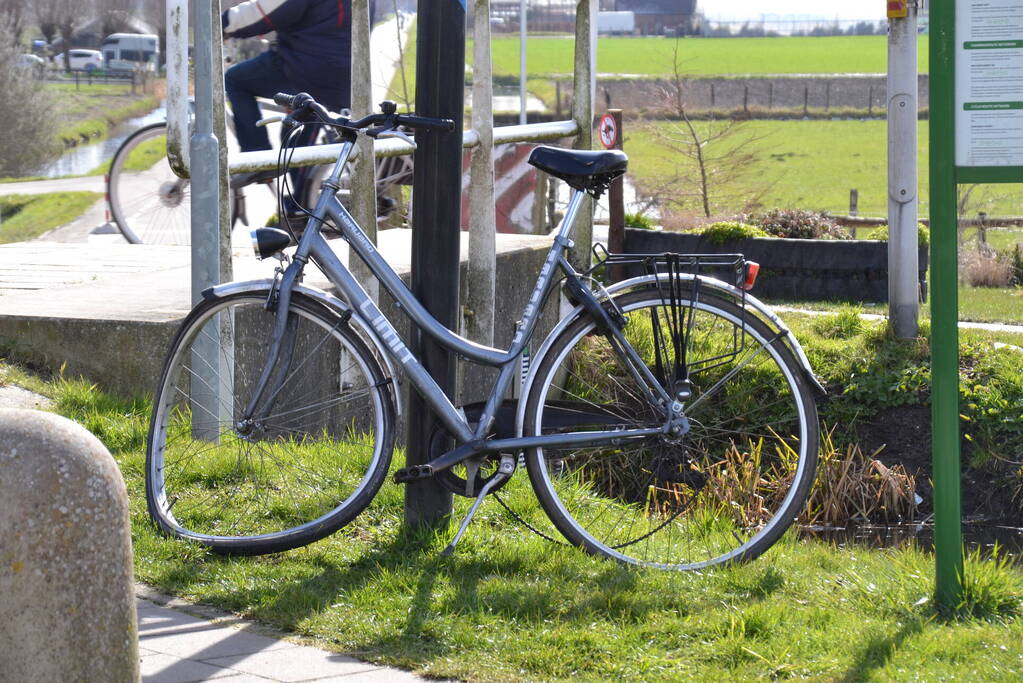 Fietser geschept door bestelbus